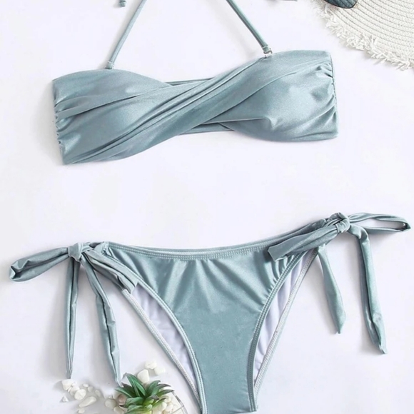 Bikini - Picture 1 of 7